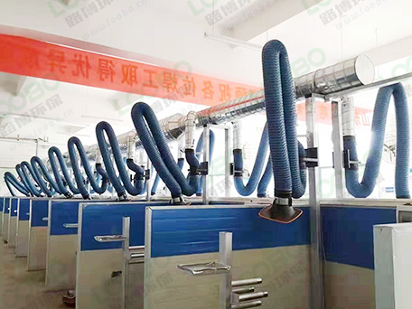 車間整體除塵設(shè)計管道連接濾筒除塵器，集中式除塵的效果看得見。