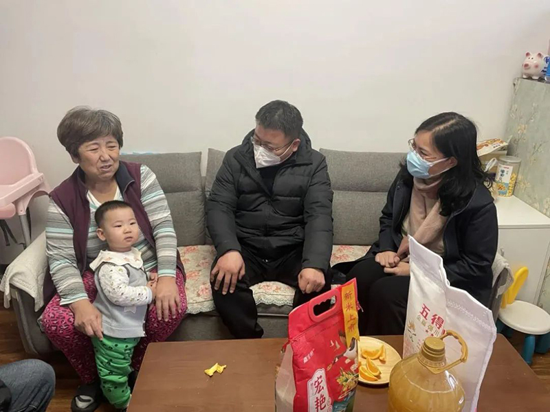 董事長參加“人大代表、政協(xié)委員走進社區(qū)，開展居民議事協(xié)商”活動.jpg